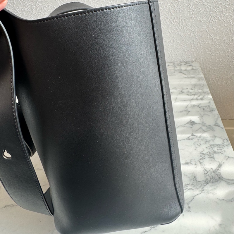 Loewe 黑皮革金圓釦單肩圓筒包MM 超時尚😻😻-3