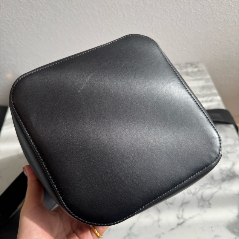 Loewe 黑皮革金圓釦單肩圓筒包MM 超時尚😻😻-5