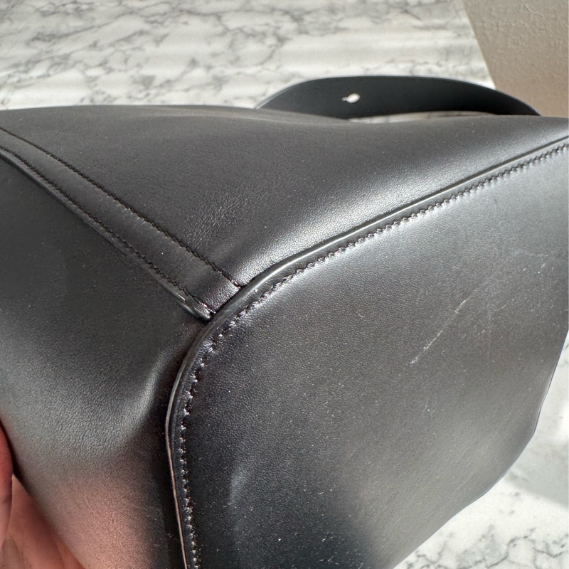 Loewe 黑皮革金圓釦單肩圓筒包MM 超時尚😻😻-7