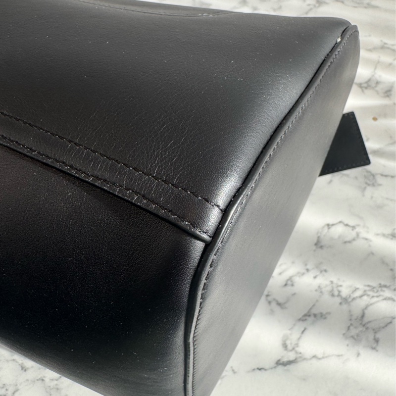 Loewe 黑皮革金圓釦單肩圓筒包MM 超時尚😻😻-10