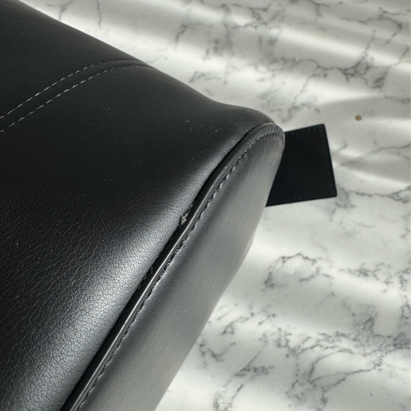 Loewe 黑皮革金圓釦單肩圓筒包MM 超時尚😻😻-11