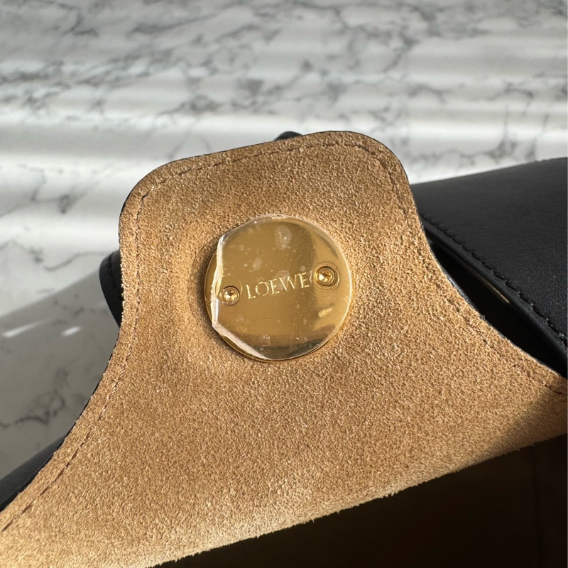 Loewe 黑皮革金圓釦單肩圓筒包MM 超時尚😻😻-12