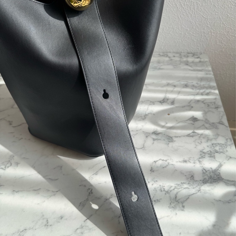 Loewe 黑皮革金圓釦單肩圓筒包MM 超時尚😻😻-14