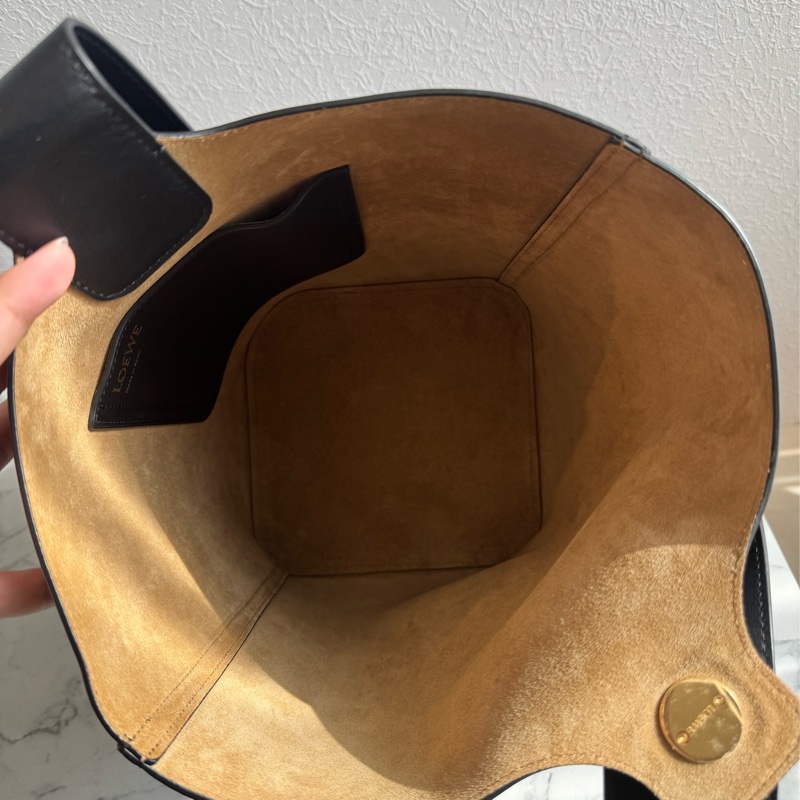 Loewe 黑皮革金圓釦單肩圓筒包MM 超時尚😻😻-17