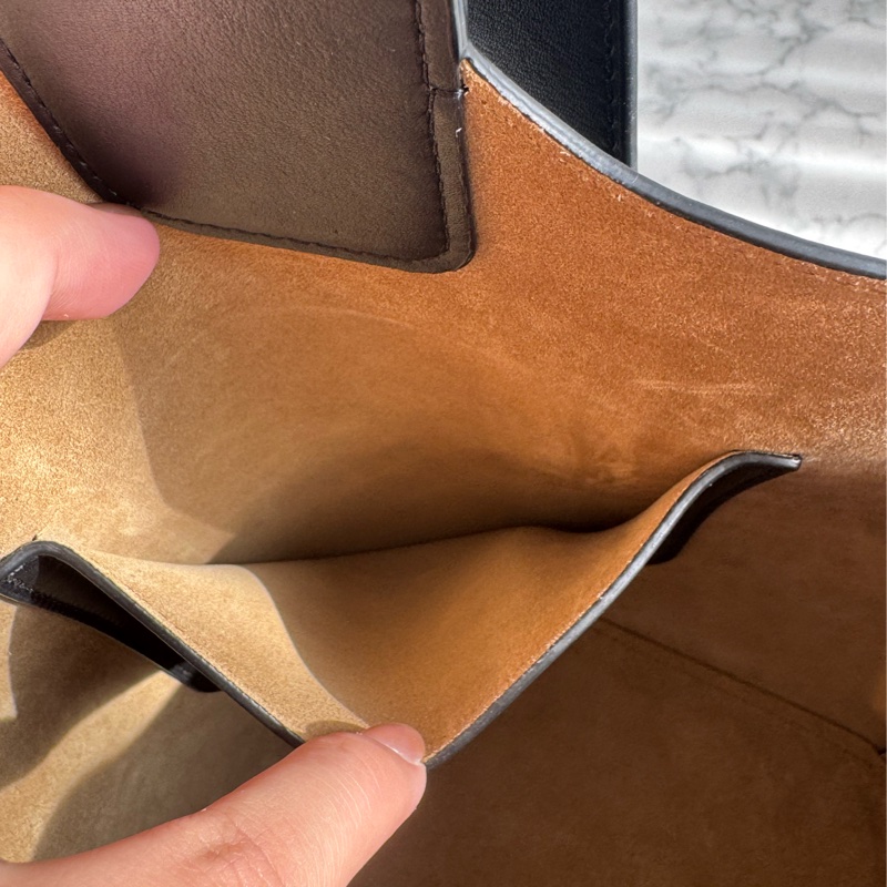 Loewe 黑皮革金圓釦單肩圓筒包MM 超時尚😻😻-25