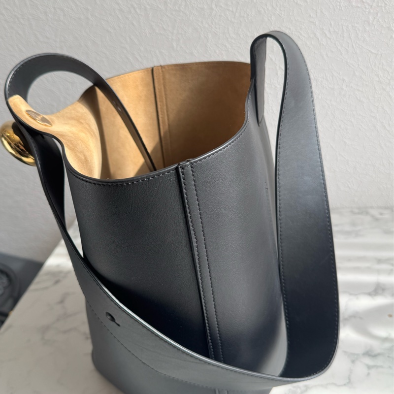 Loewe 黑皮革金圓釦單肩圓筒包MM 超時尚😻😻-26