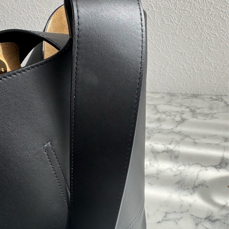 Loewe 黑皮革金圓釦單肩圓筒包MM 超時尚😻😻-27