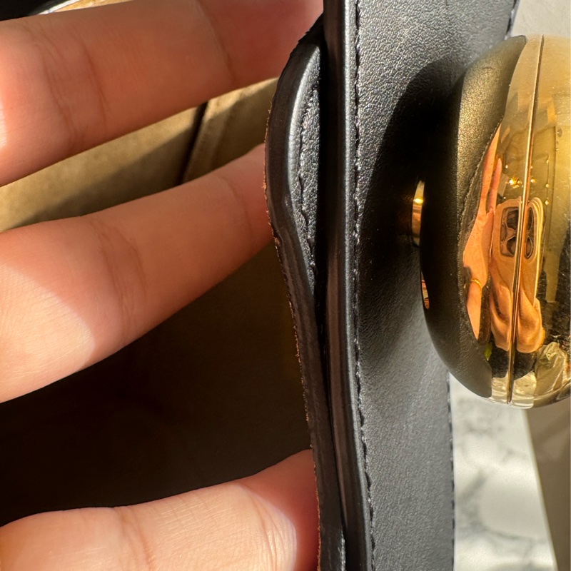 Loewe 黑皮革金圓釦單肩圓筒包MM 超時尚😻😻-32