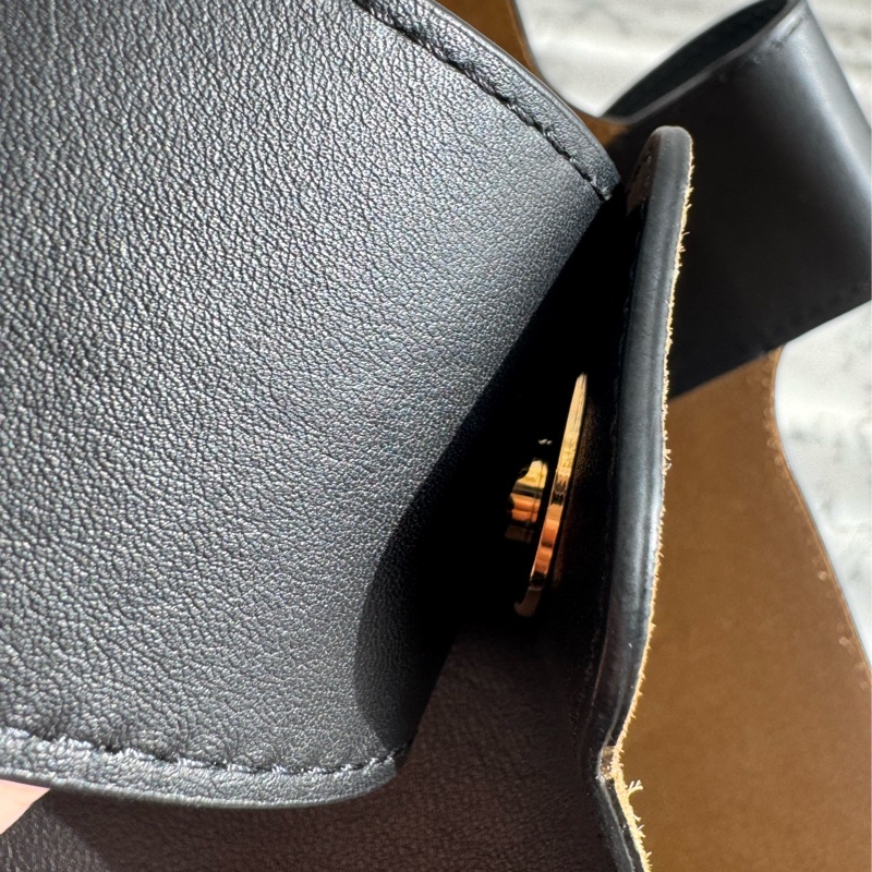 Loewe 黑皮革金圓釦單肩圓筒包MM 超時尚😻😻-33