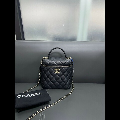 Chanel vanity case 
黑金牛皮荔枝纹 化妝包