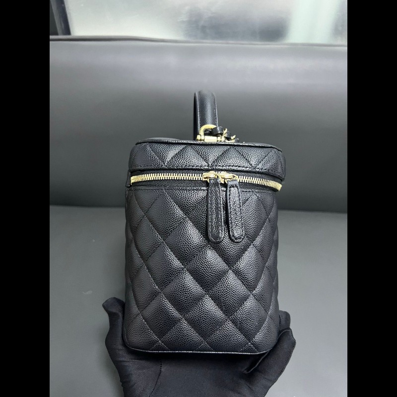 Chanel vanity case
黑金牛皮荔枝纹 化妝包-1