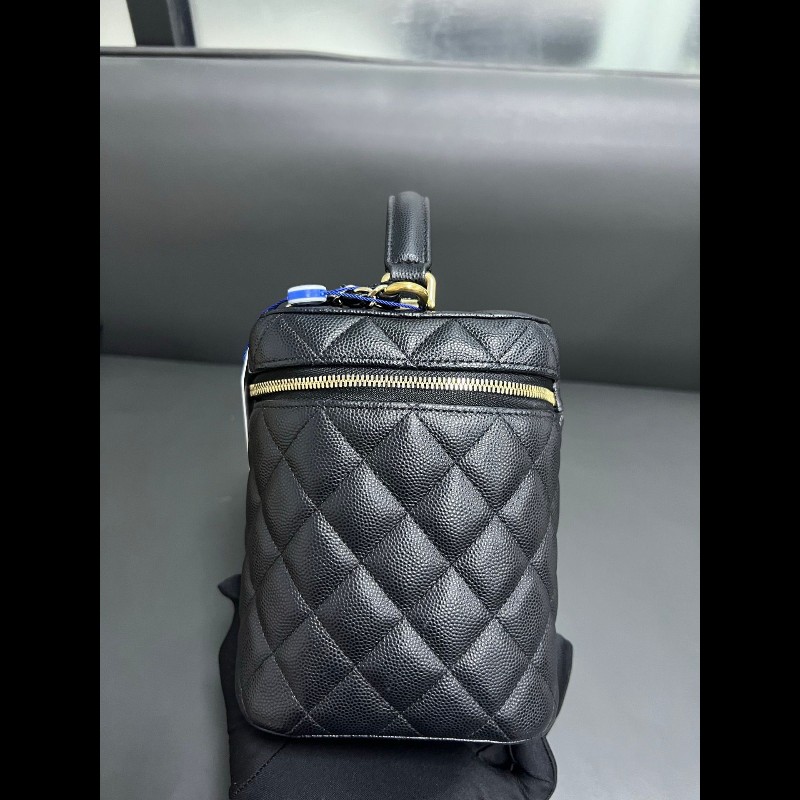 Chanel vanity case
黑金牛皮荔枝纹 化妝包-2