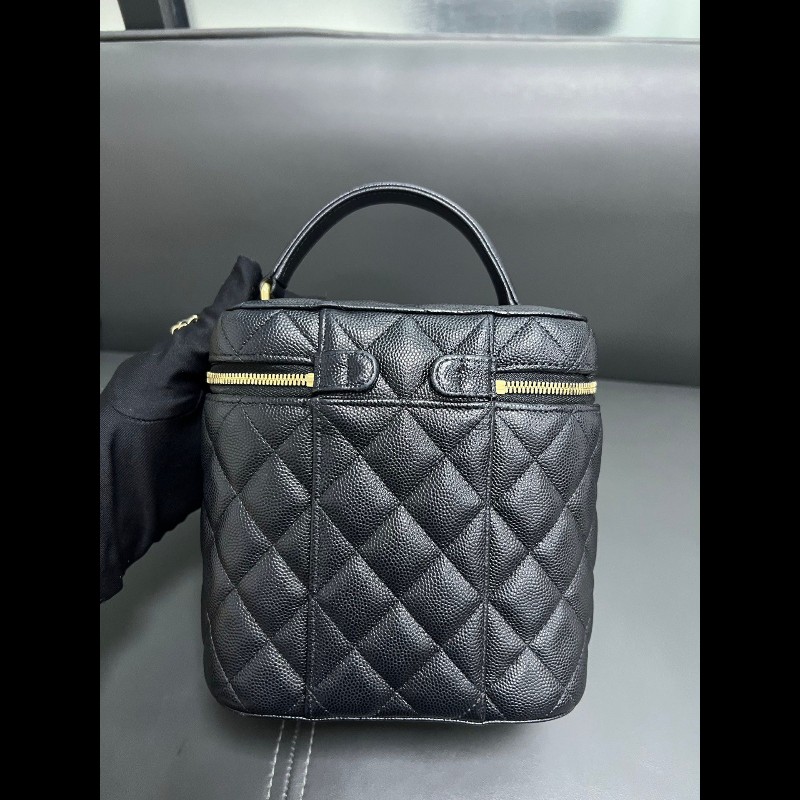Chanel vanity case
黑金牛皮荔枝纹 化妝包-3