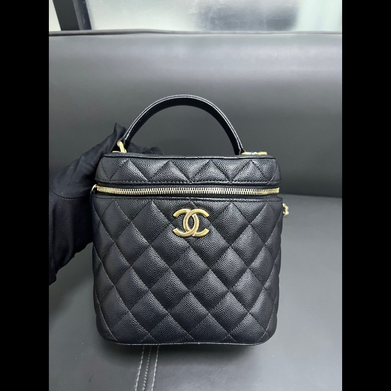 Chanel vanity case
黑金牛皮荔枝纹 化妝包-4