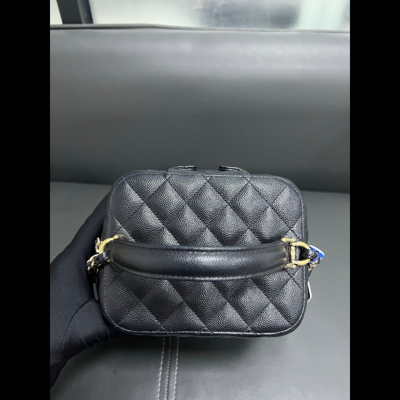 Chanel vanity case
黑金牛皮荔枝纹 化妝包-5