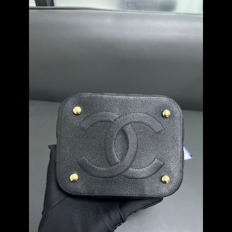 Chanel vanity case
黑金牛皮荔枝纹 化妝包-6
