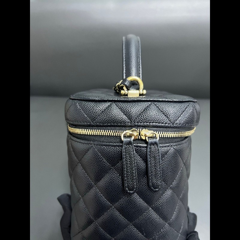 Chanel vanity case
黑金牛皮荔枝纹 化妝包-8