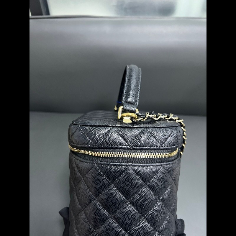 Chanel vanity case
黑金牛皮荔枝纹 化妝包-9