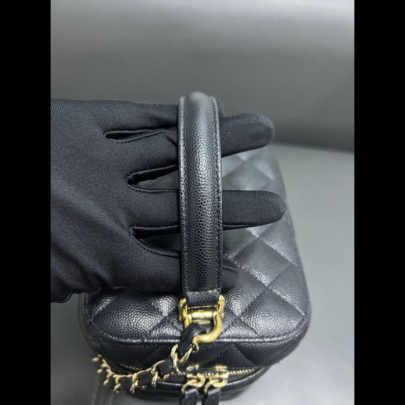 Chanel vanity case
黑金牛皮荔枝纹 化妝包-10