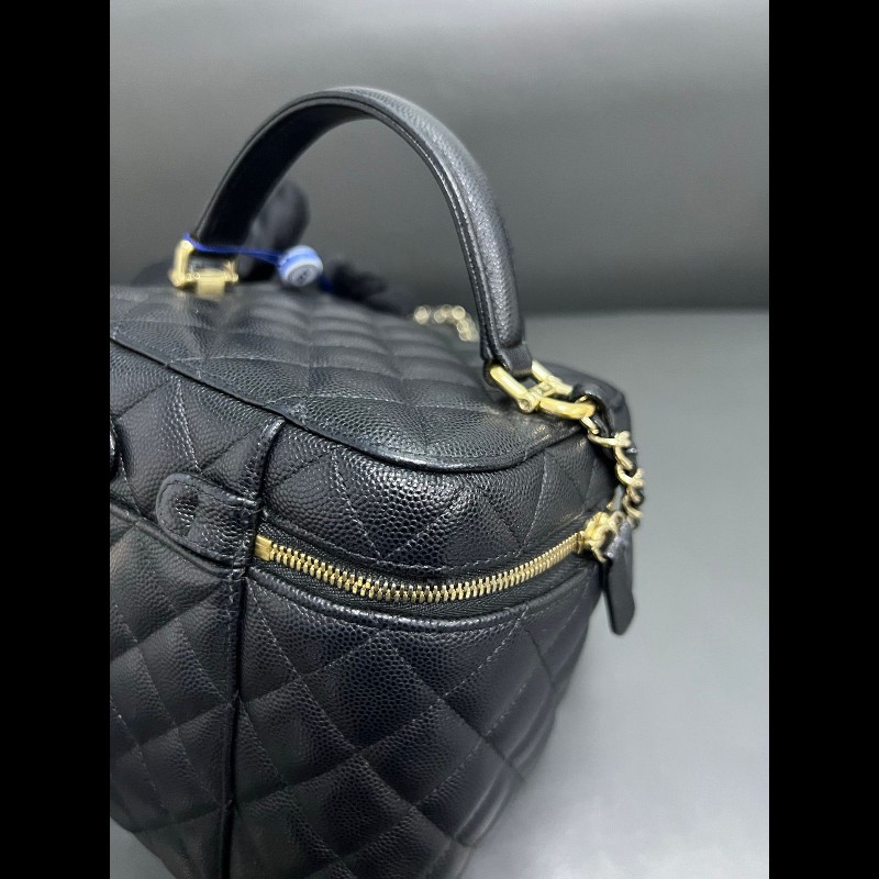 Chanel vanity case
黑金牛皮荔枝纹 化妝包-16