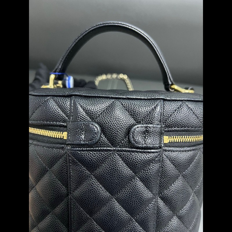 Chanel vanity case
黑金牛皮荔枝纹 化妝包-17