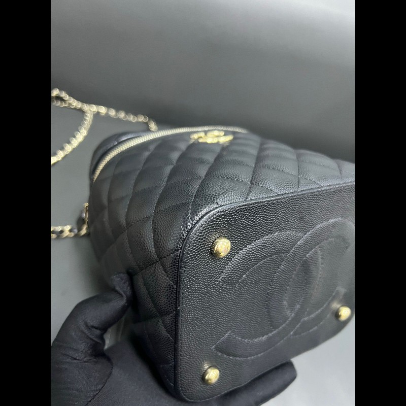 Chanel vanity case
黑金牛皮荔枝纹 化妝包-18