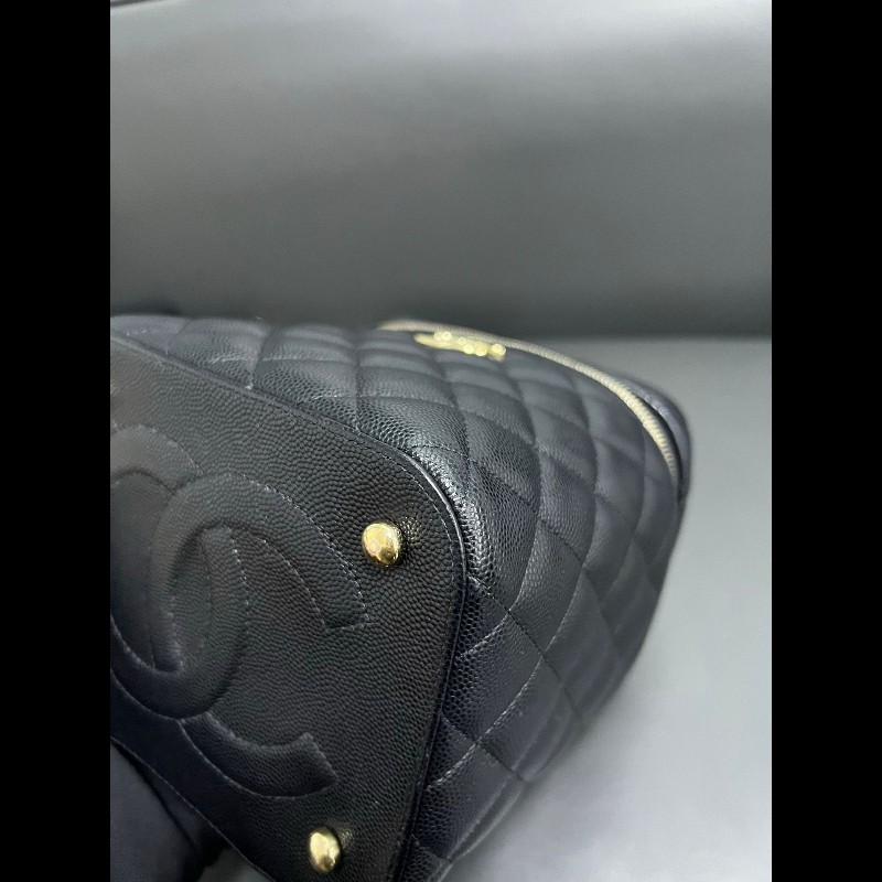 Chanel vanity case
黑金牛皮荔枝纹 化妝包-19