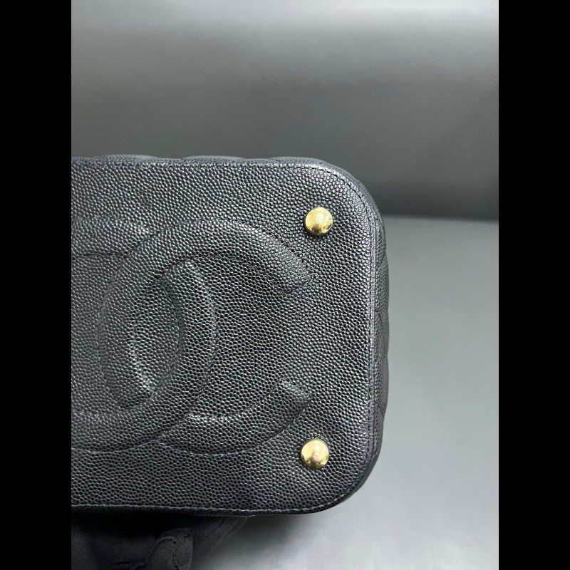 Chanel vanity case
黑金牛皮荔枝纹 化妝包-21