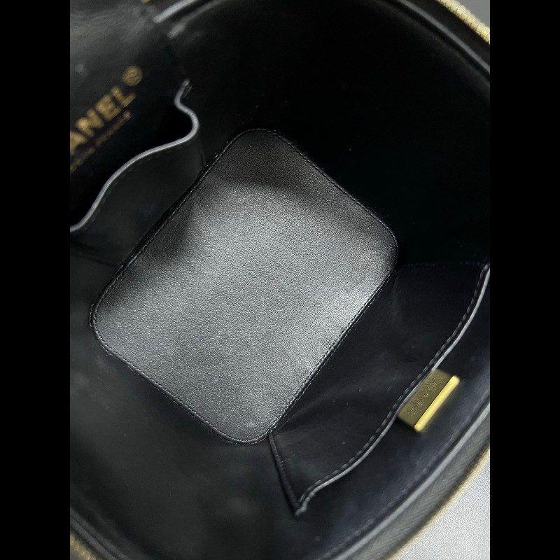 Chanel vanity case
黑金牛皮荔枝纹 化妝包-23
