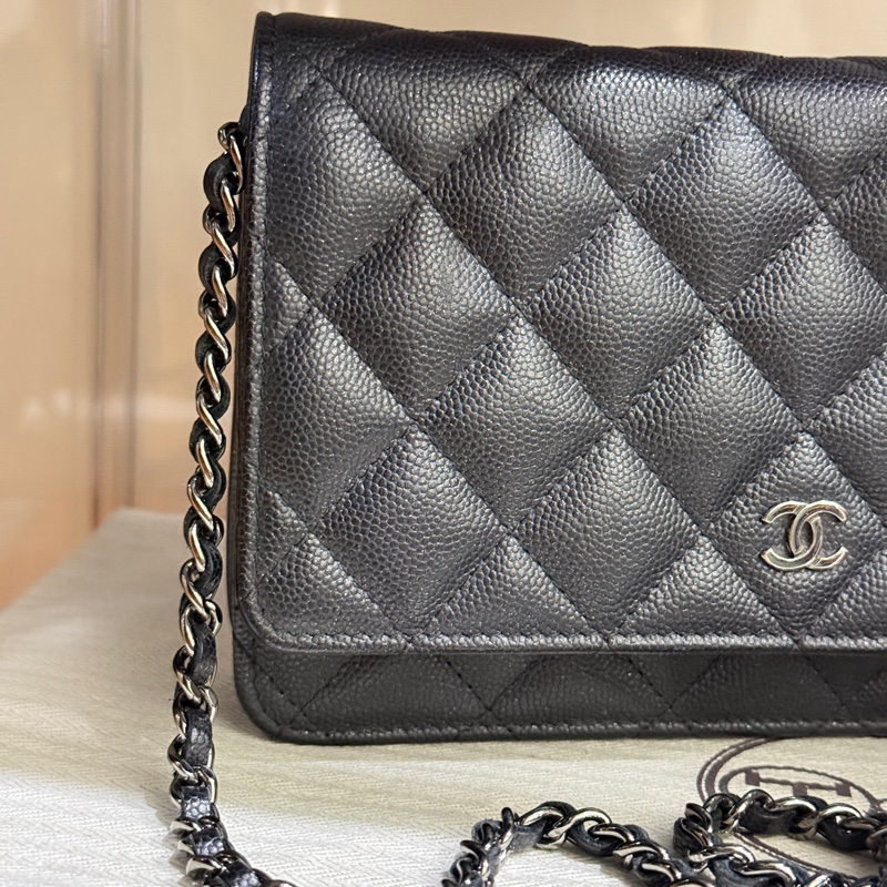 99新✨好用又好看的首選CHANEL WOC與一般黑銀有點不同 微微帶亮粉的黑色牛皮 荔枝皮 荔紋 黑銀香奈兒 翻蓋斜背包 錢包-2