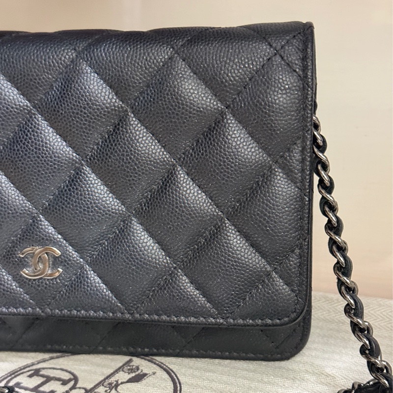 99新✨好用又好看的首選CHANEL WOC與一般黑銀有點不同 微微帶亮粉的黑色牛皮 荔枝皮 荔紋 黑銀香奈兒 翻蓋斜背包 錢包-3