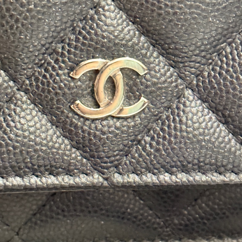 99新✨好用又好看的首選CHANEL WOC與一般黑銀有點不同 微微帶亮粉的黑色牛皮 荔枝皮 荔紋 黑銀香奈兒 翻蓋斜背包 錢包-7