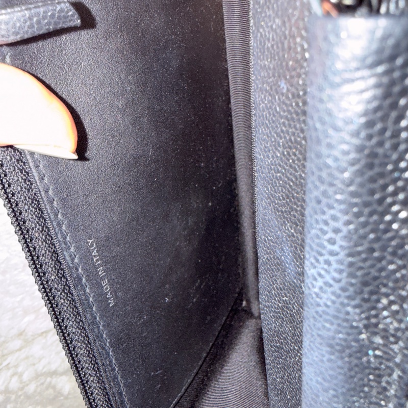 99新✨好用又好看的首選CHANEL WOC與一般黑銀有點不同 微微帶亮粉的黑色牛皮 荔枝皮 荔紋 黑銀香奈兒 翻蓋斜背包 錢包-14