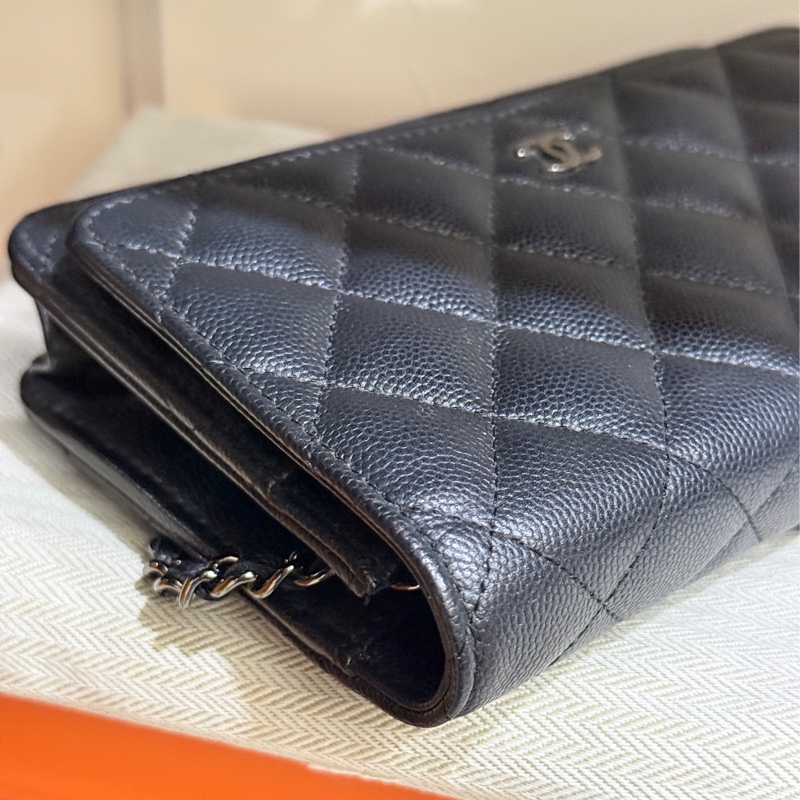 99新✨好用又好看的首選CHANEL WOC與一般黑銀有點不同 微微帶亮粉的黑色牛皮 荔枝皮 荔紋 黑銀香奈兒 翻蓋斜背包 錢包-19