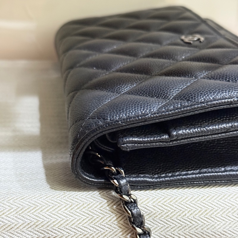 99新✨好用又好看的首選CHANEL WOC與一般黑銀有點不同 微微帶亮粉的黑色牛皮 荔枝皮 荔紋 黑銀香奈兒 翻蓋斜背包 錢包-21