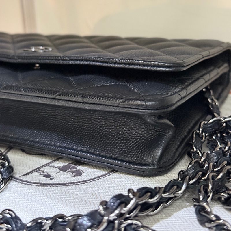 99新✨好用又好看的首選CHANEL WOC與一般黑銀有點不同 微微帶亮粉的黑色牛皮 荔枝皮 荔紋 黑銀香奈兒 翻蓋斜背包 錢包-22