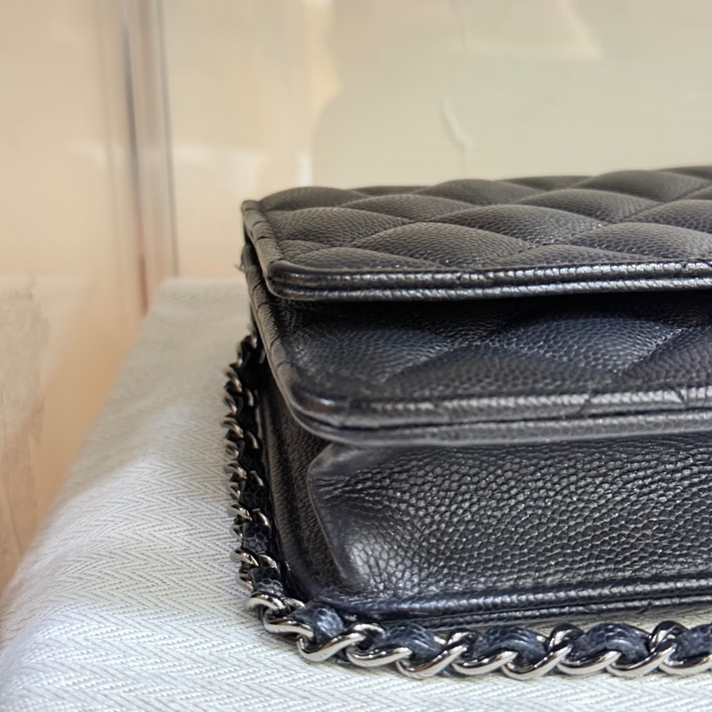 99新✨好用又好看的首選CHANEL WOC與一般黑銀有點不同 微微帶亮粉的黑色牛皮 荔枝皮 荔紋 黑銀香奈兒 翻蓋斜背包 錢包-24