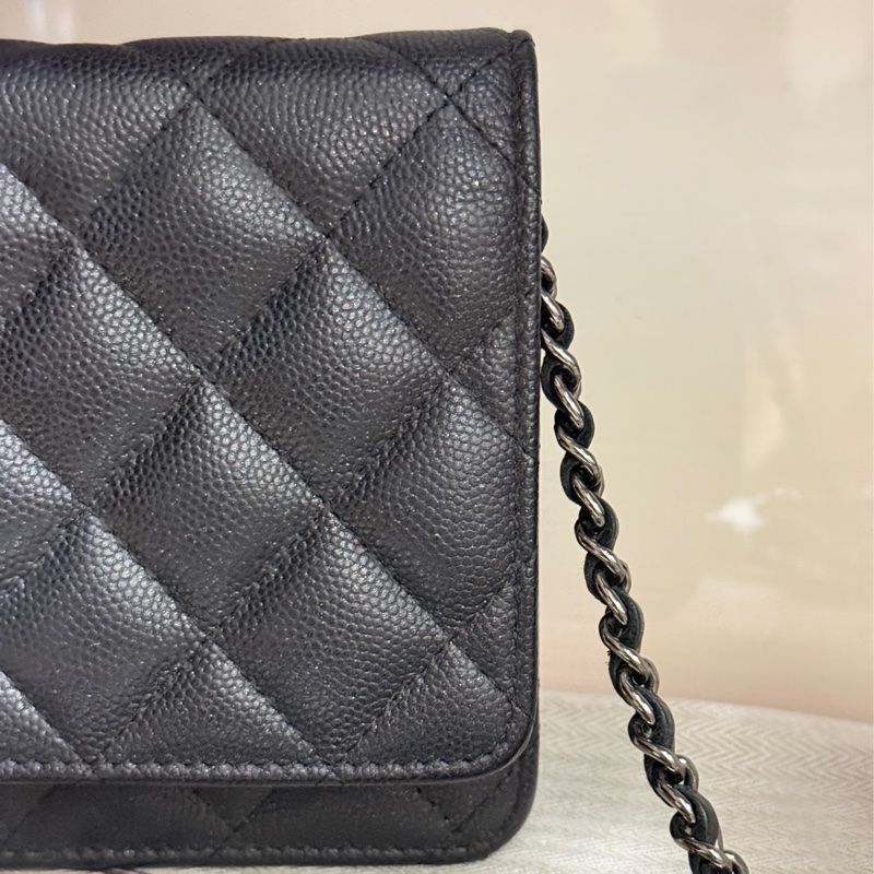 99新✨好用又好看的首選CHANEL WOC與一般黑銀有點不同 微微帶亮粉的黑色牛皮 荔枝皮 荔紋 黑銀香奈兒 翻蓋斜背包 錢包-32