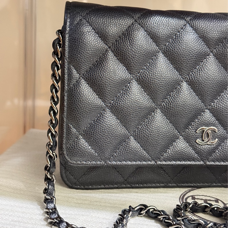 99新✨好用又好看的首選CHANEL WOC與一般黑銀有點不同 微微帶亮粉的黑色牛皮 荔枝皮 荔紋 黑銀香奈兒 翻蓋斜背包 錢包-34