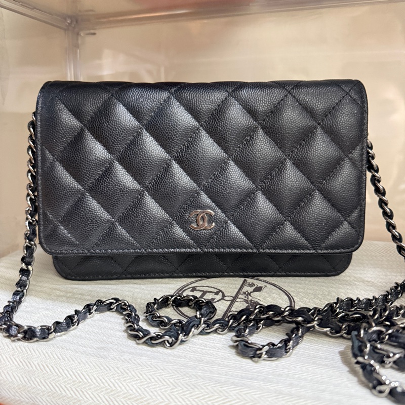99新✨好用又好看的首選CHANEL WOC與一般黑銀有點不同 微微帶亮粉的黑色牛皮 荔枝皮 荔紋 黑銀香奈兒 翻蓋斜背包 錢包-36