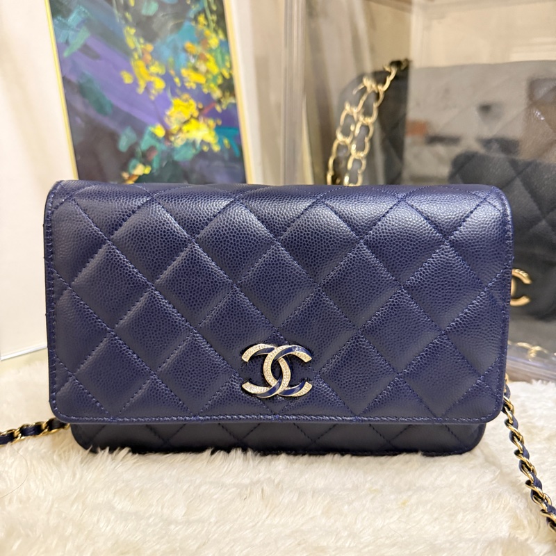 99新✨有點捨不得賣的CHANEL WOC深藍牛皮 荔枝皮 荔紋 香奈兒 翻蓋斜背包 錢包 雙C鑽釦-2