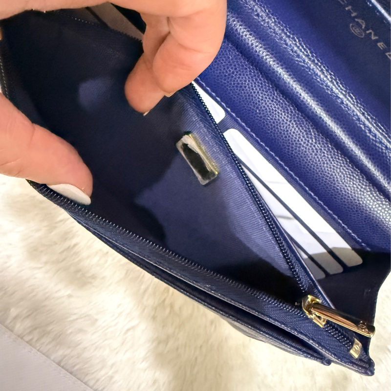 99新✨有點捨不得賣的CHANEL WOC深藍牛皮 荔枝皮 荔紋 香奈兒 翻蓋斜背包 錢包 雙C鑽釦-8