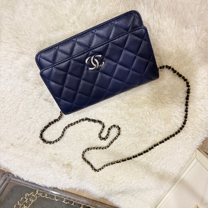 99新✨有點捨不得賣的CHANEL WOC深藍牛皮 荔枝皮 荔紋 香奈兒 翻蓋斜背包 錢包 雙C鑽釦-12