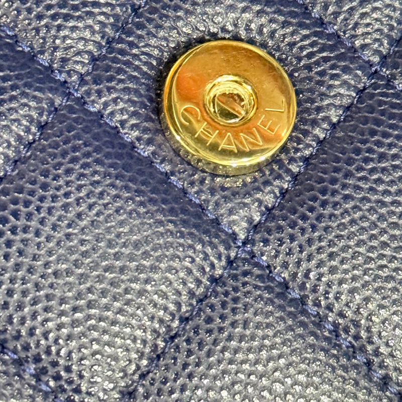 99新✨有點捨不得賣的CHANEL WOC深藍牛皮 荔枝皮 荔紋 香奈兒 翻蓋斜背包 錢包 雙C鑽釦-22