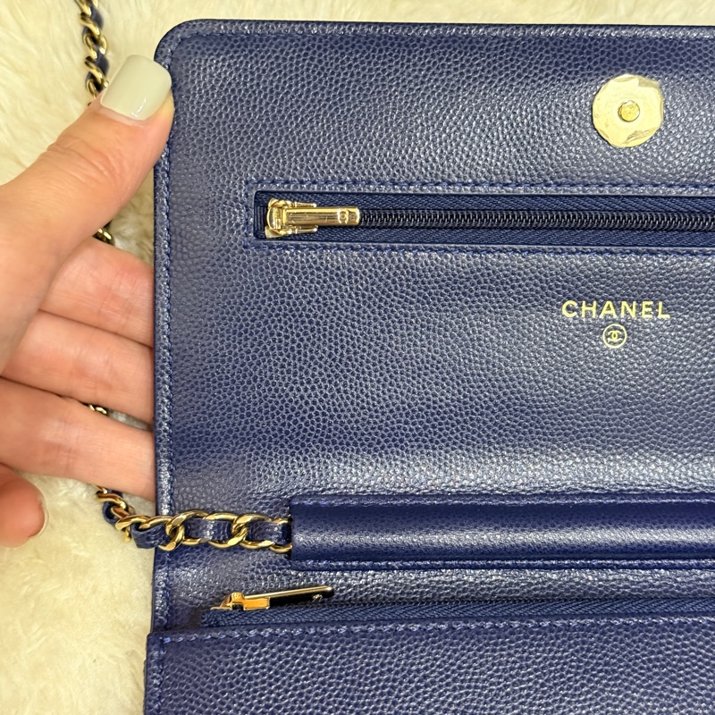 99新✨有點捨不得賣的CHANEL WOC深藍牛皮 荔枝皮 荔紋 香奈兒 翻蓋斜背包 錢包 雙C鑽釦-23