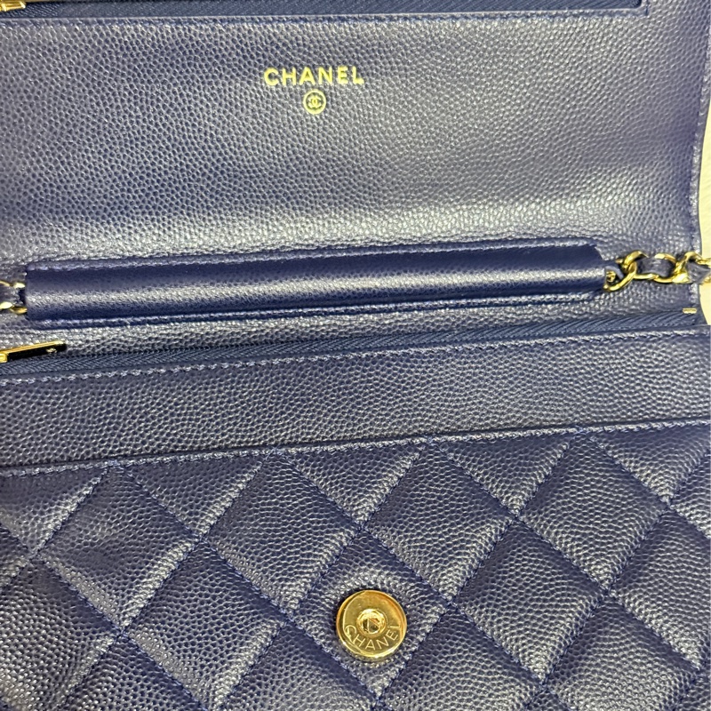 99新✨有點捨不得賣的CHANEL WOC深藍牛皮 荔枝皮 荔紋 香奈兒 翻蓋斜背包 錢包 雙C鑽釦-25