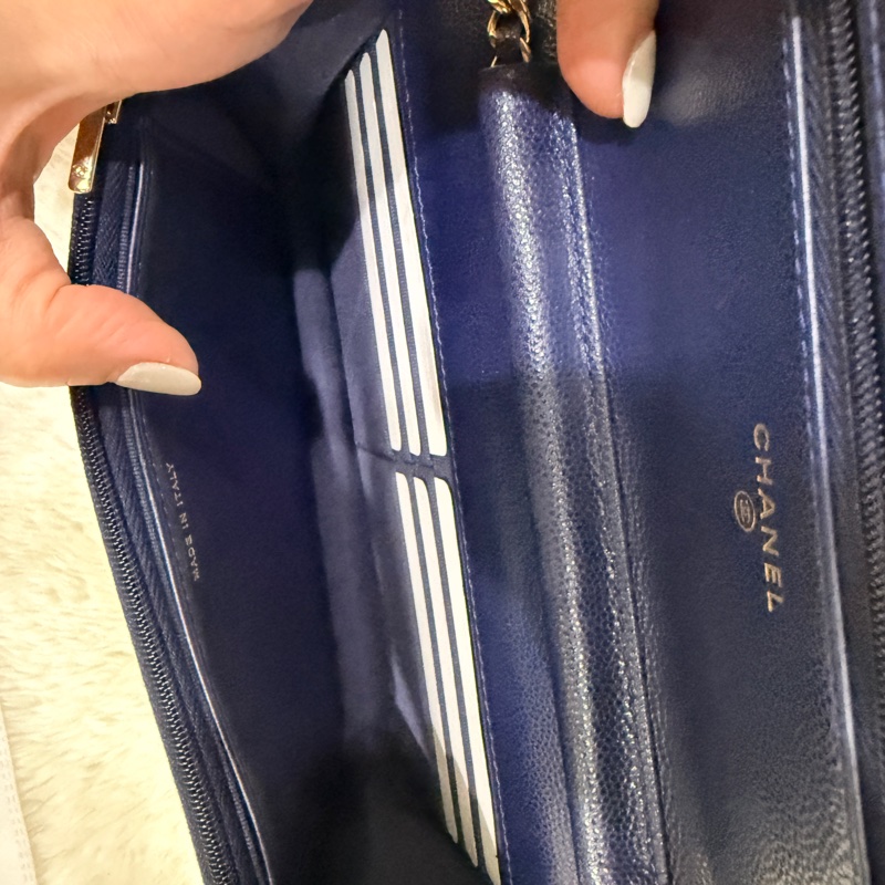 99新✨有點捨不得賣的CHANEL WOC深藍牛皮 荔枝皮 荔紋 香奈兒 翻蓋斜背包 錢包 雙C鑽釦-27