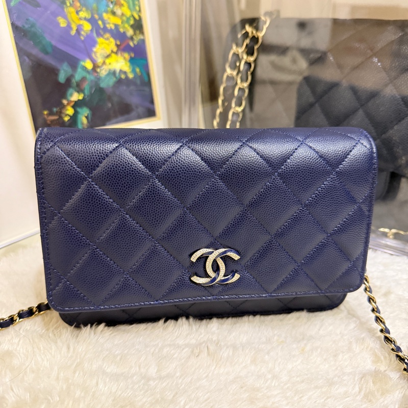 99新✨有點捨不得賣的CHANEL WOC深藍牛皮 荔枝皮 荔紋 香奈兒 翻蓋斜背包 錢包 雙C鑽釦-36