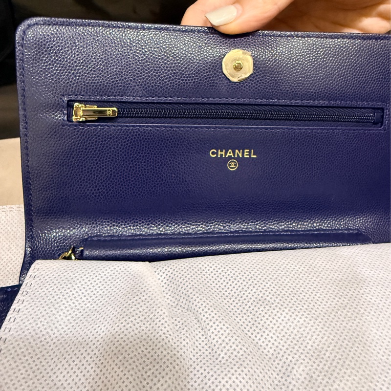 有點捨不得賣的CHANEL WOC深藍牛皮 荔枝皮 荔紋 香奈兒 翻蓋斜背包 錢包 雙C鑽釦-37