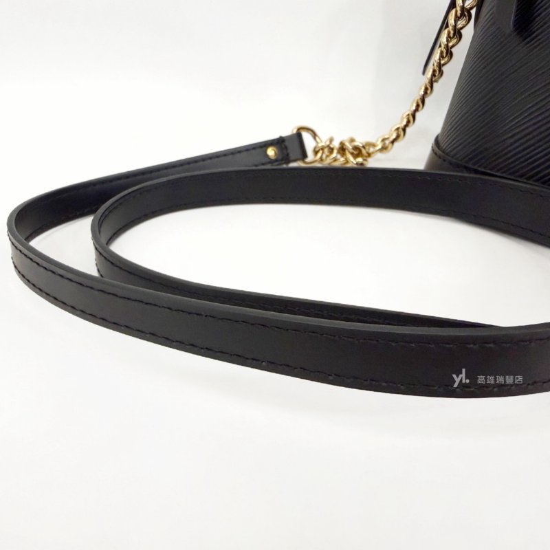 ❣LV 黑Epi Alma Mini金釦拉鍊半月斜背包-8